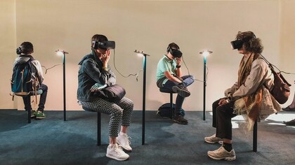Un grupo de personas inmersa en la realidad virtual explora el mundo digital con avatares de sí mismos
