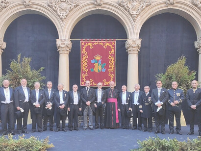 Miembros de la Hermandad del Caballero Cubierto, con el alcalde Bascuñana y el obispo Munilla, en el claustro de la Universidad Histórica de Orihuela
