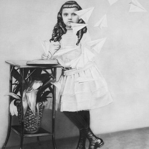 Zoe Byland, Girl and paperplanes, detail, 40 x 60 cm, painting, acrylic, airbrush on canvas, dorothycircusgallery