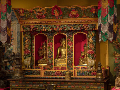 Rubin Museum tibetan buddhist shrine room, exhibition view. Courtesy of Brooklyn Museum