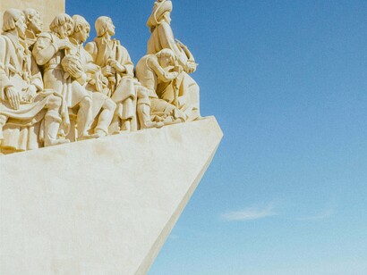 Padrão dos Descobrimentos (ou Monumento aos Descobrimentos; ou Monumento aos Navegantes), Belém, em Portugal. A África assistiu a várias expedições ocidentais com pretensões filantrópicas que culminariam na partilha desenfreada de África pelas potências europeias