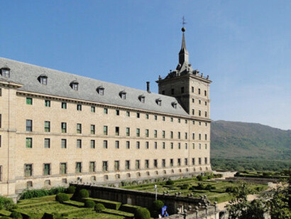Lado izquierdo de la fachada este del Monasterio de El Escorial, San Lorenzo de El Escorial, España