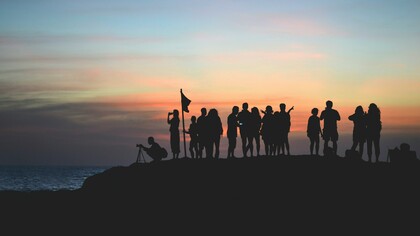 O líder deixa de ser aquele que manda e passa a ser aquele que orienta, conecta e inspira. Sua força não está no cargo que ocupa, mas na capacidade de gerar sentido coletivo, articular visões e mobilizar pessoas em torno de objetivos comuns. Trata-se de um poder relacional, construído no cotidiano, que depende menos da coerção e mais da confiança
