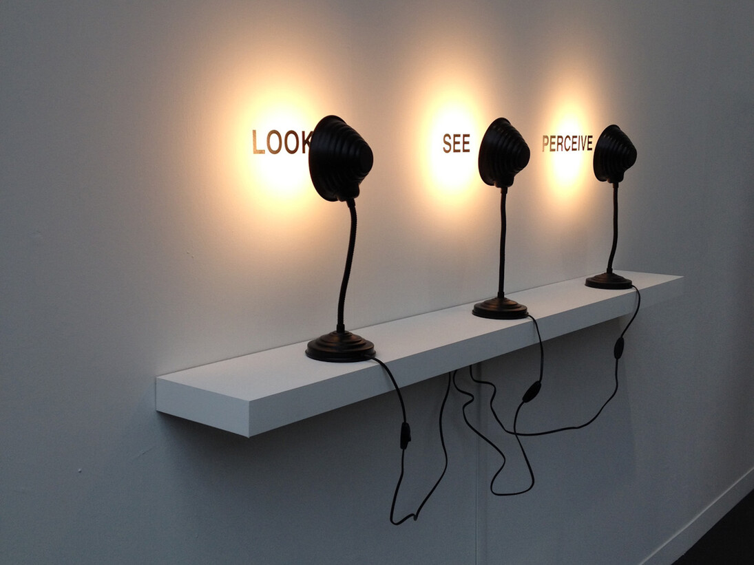 Antoni Muntadas, Regarder, voir, percevoir, 2009, étagère, adhésif vinyl mat, lampes. © ADAGP, Paris, 2017