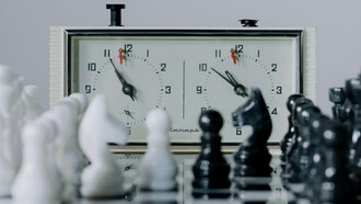 Professionelles Schachspiel mit Schachuhr