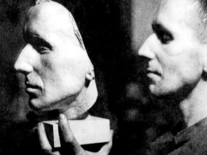 Bertolt Brecht con una máscara