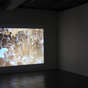 Marie José Burki, Aspeto de exposição com «In der Nähe (II) » [Perto Daqui (II)], 2010. Filme a cores, sem som, projeção, 4’33’’ e «In der Nähe Perto Daqui», 2010. Filme a cores, sem som, (ecrã plasma 16/9): 22’14’’ 