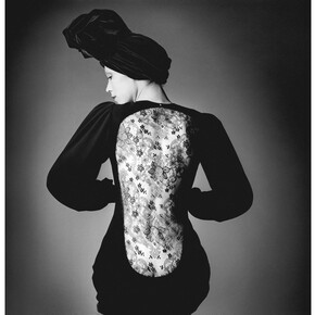 Marina Schiano wearing the short evening dress. Haute couture collection Fall-Winter 1970 © The Estate of Jeanloup Sieff