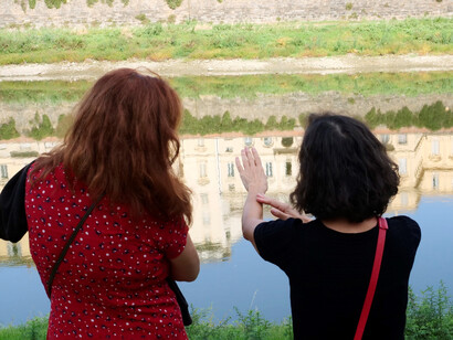 La guida con due viaggiatrici © Giampaolo Becherini