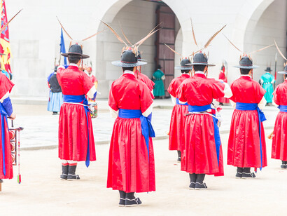 Parata tradizionale cinese: "Nonno, vedrai, le cose si aggiusteranno. Questi cinesi non sembrano aggressivi. E forse la realtà che ci prospettano non è così terribile come sembra"
