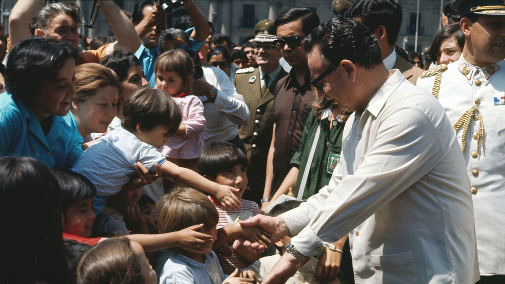 Salvador Allende, expresidente de Chile, con un grupo de niños en Santiago de Chile en 1970