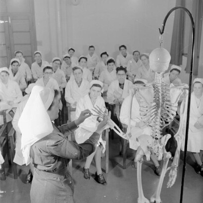 Enfermera tutora utiliza un esqueleto durante una clase de anatomía en el Hospital St. Helier. 1943