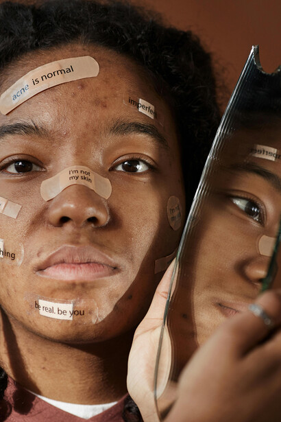 A comparação e a adesão a tendências são consequências graves da era dos reflexos constantes. Descubra como isso afeta nosso senso de pertencimento e identidade