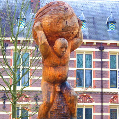  Sisyphus (2008) door Gert Sennema. O mito de Sísifo é uma antiga história grega que tem fascinado e intrigado filósofos, escritores e pensadores ao longo dos séculos