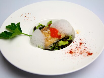 Melva con huevas de salmón, polvo de tomate y aire de melba.