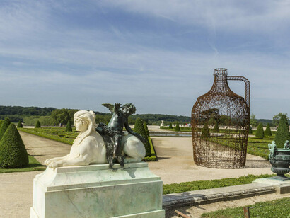 Joana Vasconcelos, *Garrafão de vinho*, Pavillon de Vin, 2011. Ferro forjado, plantas de videira, 550 x Ø 330 cm. Cortesia Societé EFFI/Galerie Nathalie Obadia, Paris