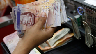 Bolívares en una caja registradora de Venezuela