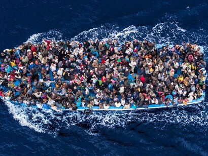 Decenas de emigrantes en una barca tratan de alcanzar su tierra prometida