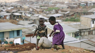 Niños en situación de pobreza: los miles de millones de pobres tampoco pueden dar ningún paso atrás. Siguen careciendo de todo tipo de recursos para llevar una vida digna