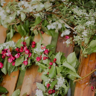 La festa è un inno alla natura, alla fertilità e alla gioia collettiva, e richiama antichi riti pagani legati alla terra e al rinnovamento della vita