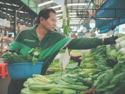 Vendedor ordenando verduras. La calidad de los productos nunca debe ser sacrificada por obtener precios más bajos. 