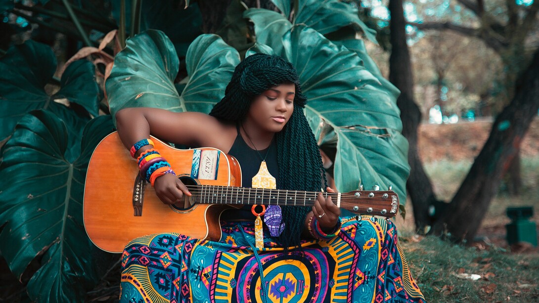 Una muchacha dominicana toca la guitarra