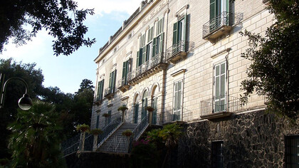 Villa Floridiana, Napoli, Italia. Villa Floridiana è una villa storica, sita nel quartiere Vomero nell’omonimo parco, uno dei pochi polmoni verdi della città
