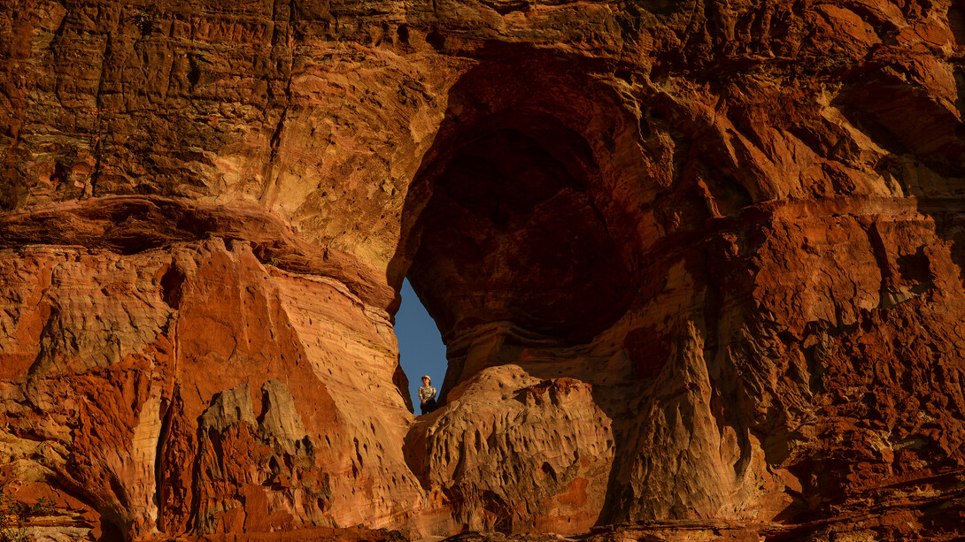 Pedra Furada na Estação Ecologica Serra Geral do Tocantins, foto de Marcelo Hayashida. Ao contrário do que muitos imaginam, o Tocantins não é apenas Jalapão. As Serras Gerais revelam um Tocantins ainda mais bruto, repleto de encantos naturais que misturam vida animal, montanhas, cânions, cachoeiras, cavernas e mirantes. Um território esculpido por milhões de anos de vento, chuva e silêncio — onde cada trilha leva a uma nova surpresa