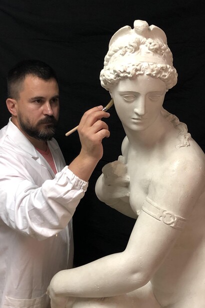 Filippo Tattini nel suo Laboratorio fase preparatoria calco Fata Morgana