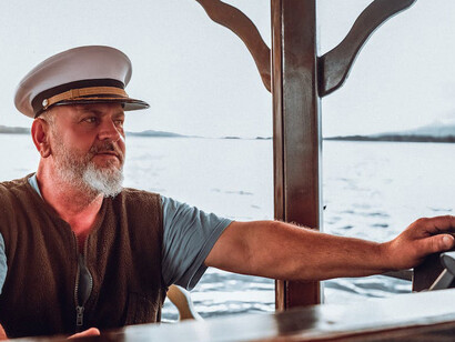 O capitão James Cook atracara com sua tripulação em uma das então inexploradas ilhas da Polinésia