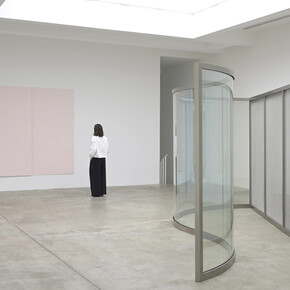 Ettore Spalletti and Dan Graham, exhibition view. Courtesy of Fondazione Ettore Spalletti, Estate of Dan Graham and Marian Goodman Gallery. Photo by Rebecca Fanuele
