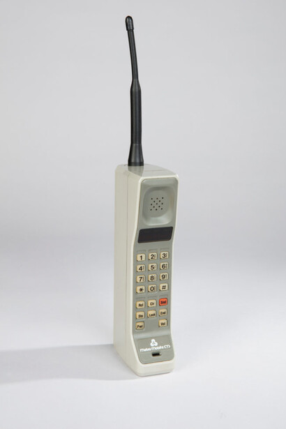 DYNATAC 8000X MOBILE TELEPHONE; 1983; Designed by Martin Cooper (American, b. 1928), Rudy Krolopp (American, b. 1930) and Donald Linder (American, b. ca. 1943); Manufactured by Motorola Inc. (Libertyville, Illinois, USA); Molded plastic, electronic components; 19.5 × 7.5 × 4 cm (7 11/16 × 2 15/16 × 1 9/16 in.); Gift of Robert M. Greenberg, 2017-51-25
