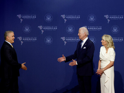 El presidente de Colombia -Iván Duque- saluda al presidente de EE.UU. -Joe Biden- y la primera dama -Jill Biden durante la Cumbre de las Américas 2022