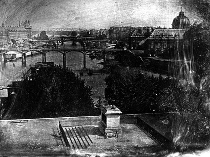 Pont Neuf fotografiado entre 1836 y 1839 por Louis Daguerre y Mathurin Joseph Fordos. Según la leyenda del reverso, escrita en 1879, se trata del primer daguerrotipo realizado al aire libre.