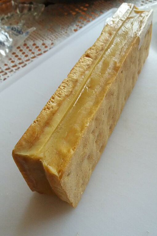 Este dulce consiste en capas de galleta hojarasca, intercaladas con manjar blanco y otros rellenos como piña o membrillo