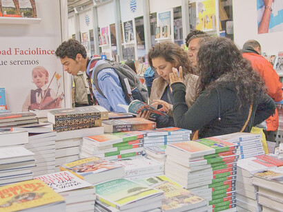 Asistentes a la Feria del Libro de Bogotá (Filbo 2023) en su edición 35