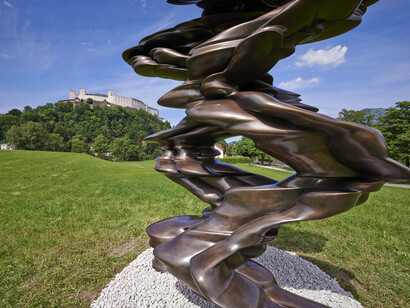 Tony Cragg, Runner, 2013, Bronze, 360 x 251 x 146 cm (141.73 x 98.82 x 57.48 in), © Anthony Cragg, Courtesy: Galerie Thaddaeus Ropac Salzburg Paris, photo: Stefan Zenzmaier
