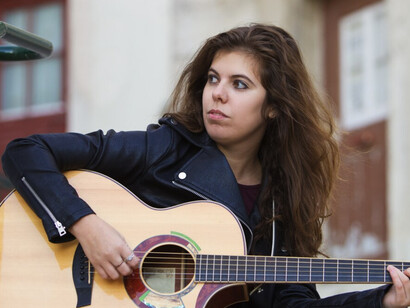 Carasuela ha pasado la vida enterrando el talento ajeno como si fuera su tesoro. Pero nunca fue tuyo. Y ahora está sola con un agujero lleno de nada