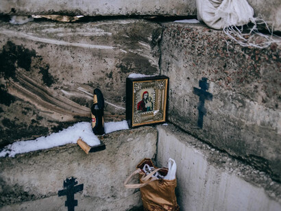 Julia Kochetova, The holy icon next to the Molotov cocktail on the checkpoint near the road turn to Irpin Kyiv region, 2022. Courtesy of Foam 