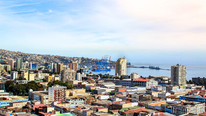 A panoramic view of Valparaíso and its busy harbour, representing Chile’s strategic position in regional and global trade
