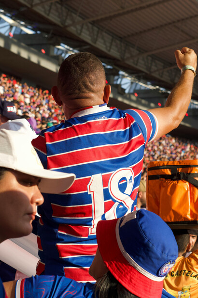 Torcidas de futebol adaptam canções populares como forma de incentivar os jogadores e provocar adversários, tornando as arquibancadas uma extensão das disputas sociais e culturais