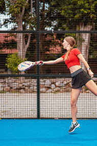 Mujer juega al pádel, el deporte de la actualidad