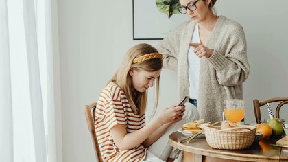 Mãe frustrada ao tentar se comunicar com a filha. Geração Alfa são os jovens nascidos a partir de 2010. Eles são os primeiros a nascer em um mundo completamente digital, onde o celular, o tablet e as telas fazem parte do seu cotidiano desde os primeiros anos de vida. E isso transforma completamente a experiência de ser mãe