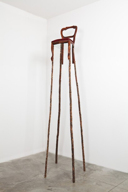L'alto in basso, il basso in alto. 1977.
Silla, madera, vidrio, alambre.
Aproximadamente 350 cm.
Obra única.
Cortesía de Galleria Continua
