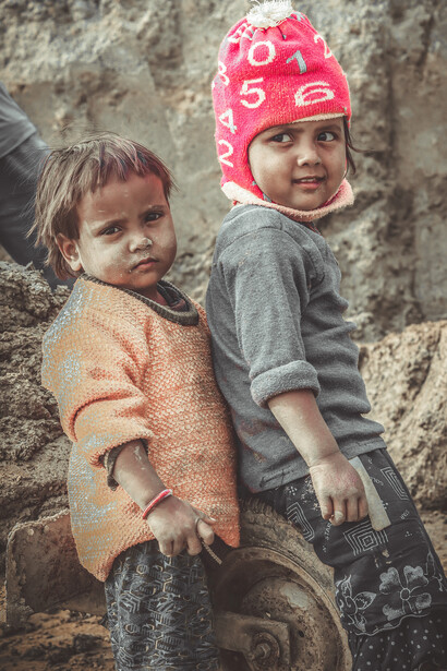 Profit. Les enfants sont utilisés, au Laos, au Vietnam et au Myanmar, par exemple, comme main-d’œuvre pour la fabrication bon marché de produits visant un profit maximisé