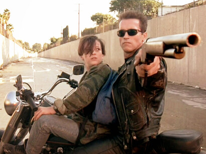Edward Furlong, como John Connor, y Arnold Schwarzenegger en Terminator 2
