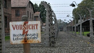 Il campo di concentramento di Auschwitz, con un cartello dell'epoca ancora integro, Polonia