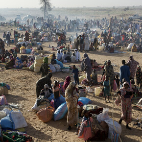 Jérôme Tubiana, Varios grupos de personas desplazadas en la carretera entre Darfur y Chad en mayo de 2025 (detalle), 2025. Cortesía del Museo Nacional Thyssen-Bornemisza 