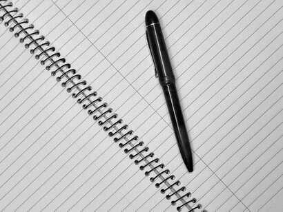 La ubicación estratégica de los conectores, especialmente al inicio de las frases, mejora la cohesión y facilita la interpretación global del escrito