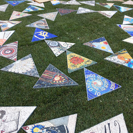 Il labirinto pavimentale in mosaico collocato nel giardino di fronte alla Casa Circondariale di Ravenna, nell’ambito della Biennale del Mosaico Contemporaneo 2019, progettato dall’Associazione Dis-ORDINE